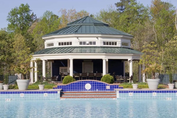Una piscina techada, una piscina al aire libre