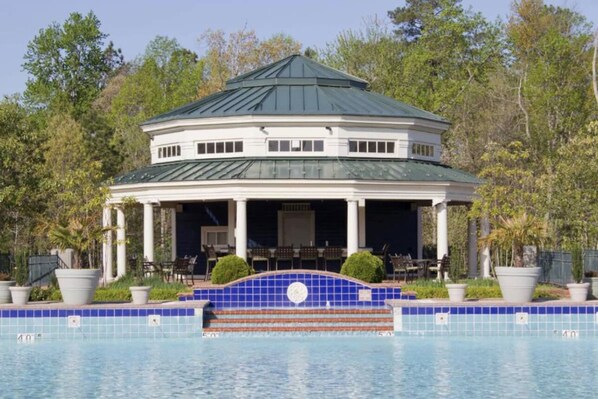 Una piscina cubierta, una piscina al aire libre