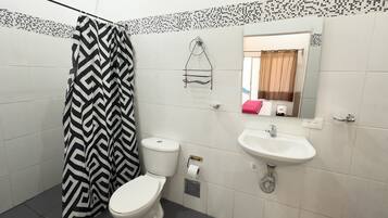 Habitacion doble | Kamar mandi | Shower dan handuk