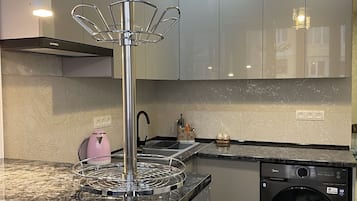 Fridge, oven, stovetop, cookware/dishes/utensils