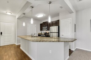 大型冰箱、微波爐、爐台、洗碗機