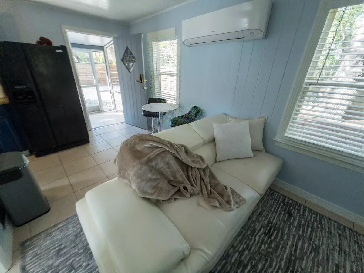 Cozy cottage get-away for Two!