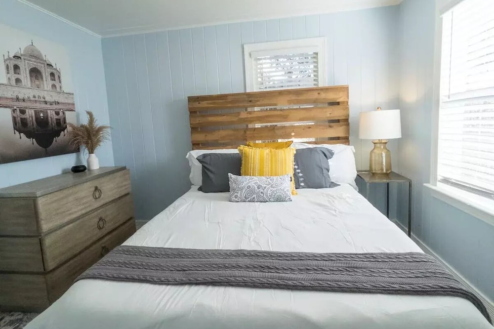 Cozy cottage get-away for Two!