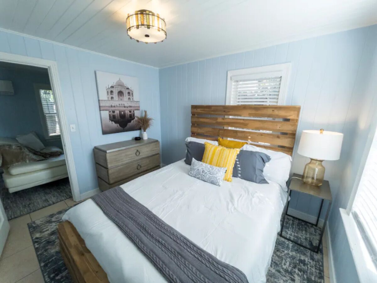 Cozy cottage get-away for Two!