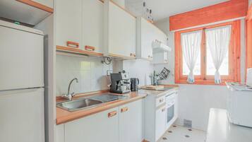 Een koelkast, een oven, een kookplaat, een koffiezetapparaat/waterkoker