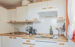 Frigorífic, forn, placa de cuina i cafetera i tetera 