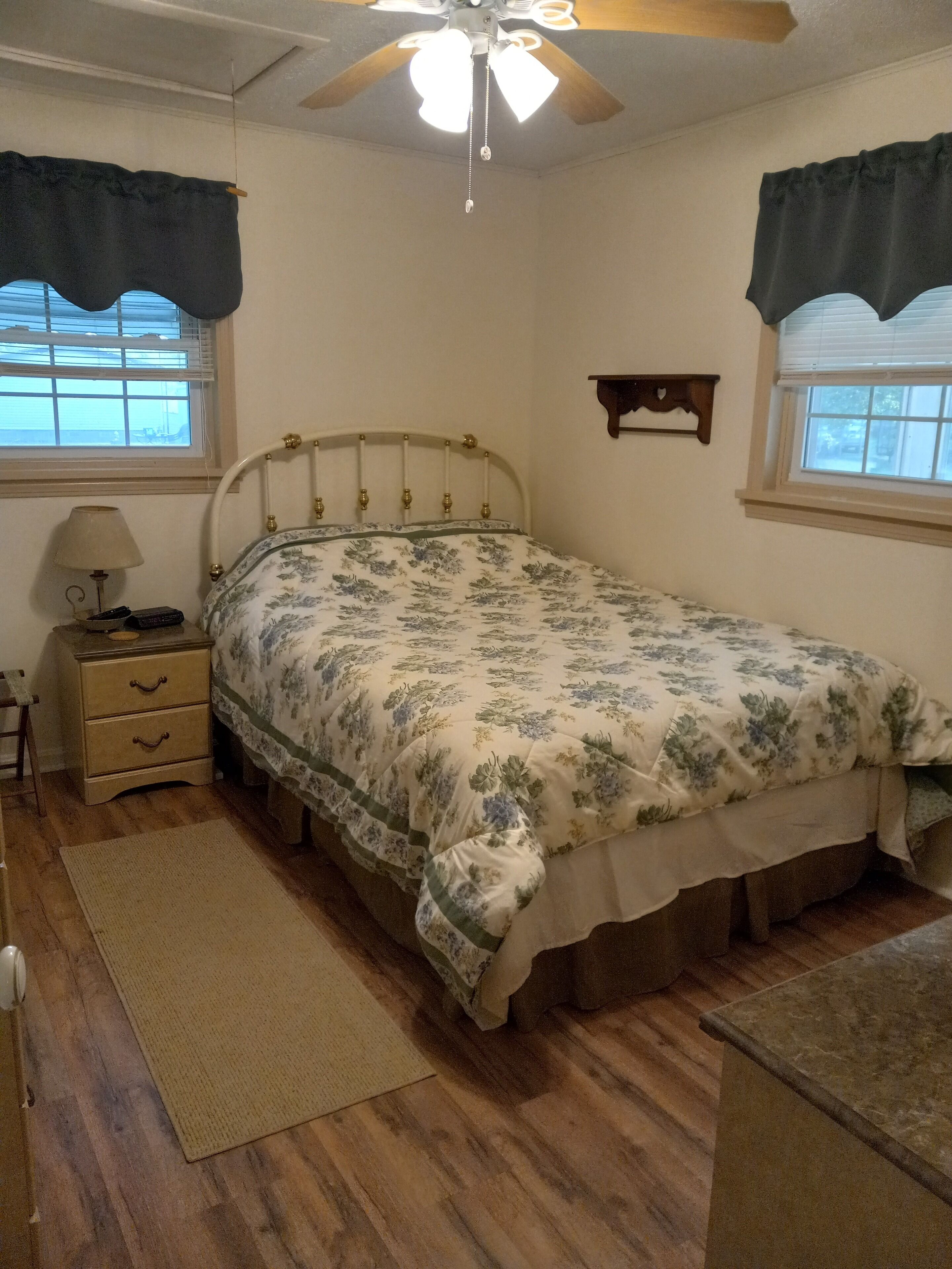 2 habitaciones, escritorio, tabla de planchar con plancha y wifi gratis 