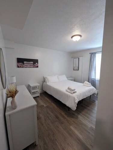 Spacious 4 bedroom, sleeps 10, close to VT