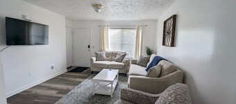 Spacious 4 bedroom, sleeps 10, close to VT