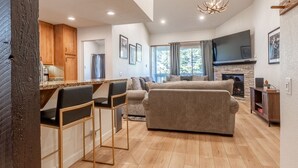 A modern living space with a kitchen, dining area, and seating area. - Bacta Haus 3br/3ba+Loft walk to Village & Canyon (Mammoth Lakes)