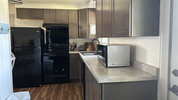 雪櫃、微波爐、焗爐、爐具