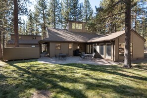 Exterior - Newly Renovated Sunriver Gem! 12 SHARC passes, Bikes, Ping Pong Table, Hot Tub! (Sunriver)