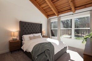 4 bedrooms, desk, iron/ironing board, travel cot - Newly Renovated Sunriver Gem! 12 SHARC passes, Bikes, Ping Pong Table, Hot Tub! (Sunriver)