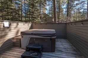 Outdoor spa tub - Newly Renovated Sunriver Gem! 12 SHARC passes, Bikes, Ping Pong Table, Hot Tub! (Sunriver)