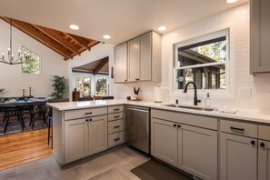 Réfrigérateur, four à micro-ondes, un four, surface de cuisson
