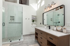 Shower, hair dryer, towels, soap - Newly Renovated Sunriver Gem! 12 SHARC passes, Bikes, Ping Pong Table, Hot Tub! (Sunriver)