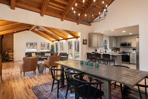 Interior - Newly Renovated Sunriver Gem! 12 SHARC passes, Bikes, Ping Pong Table, Hot Tub! (Sunriver)