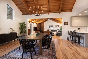 Dining - Newly Renovated Sunriver Gem! 12 SHARC passes, Bikes, Ping Pong Table, Hot Tub! (Sunriver)
