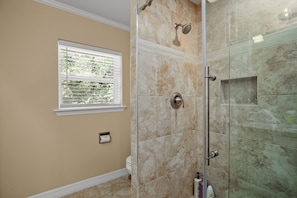 Shower, hair dryer, towels, soap - Lake Travis Studio near Volente (Volente)