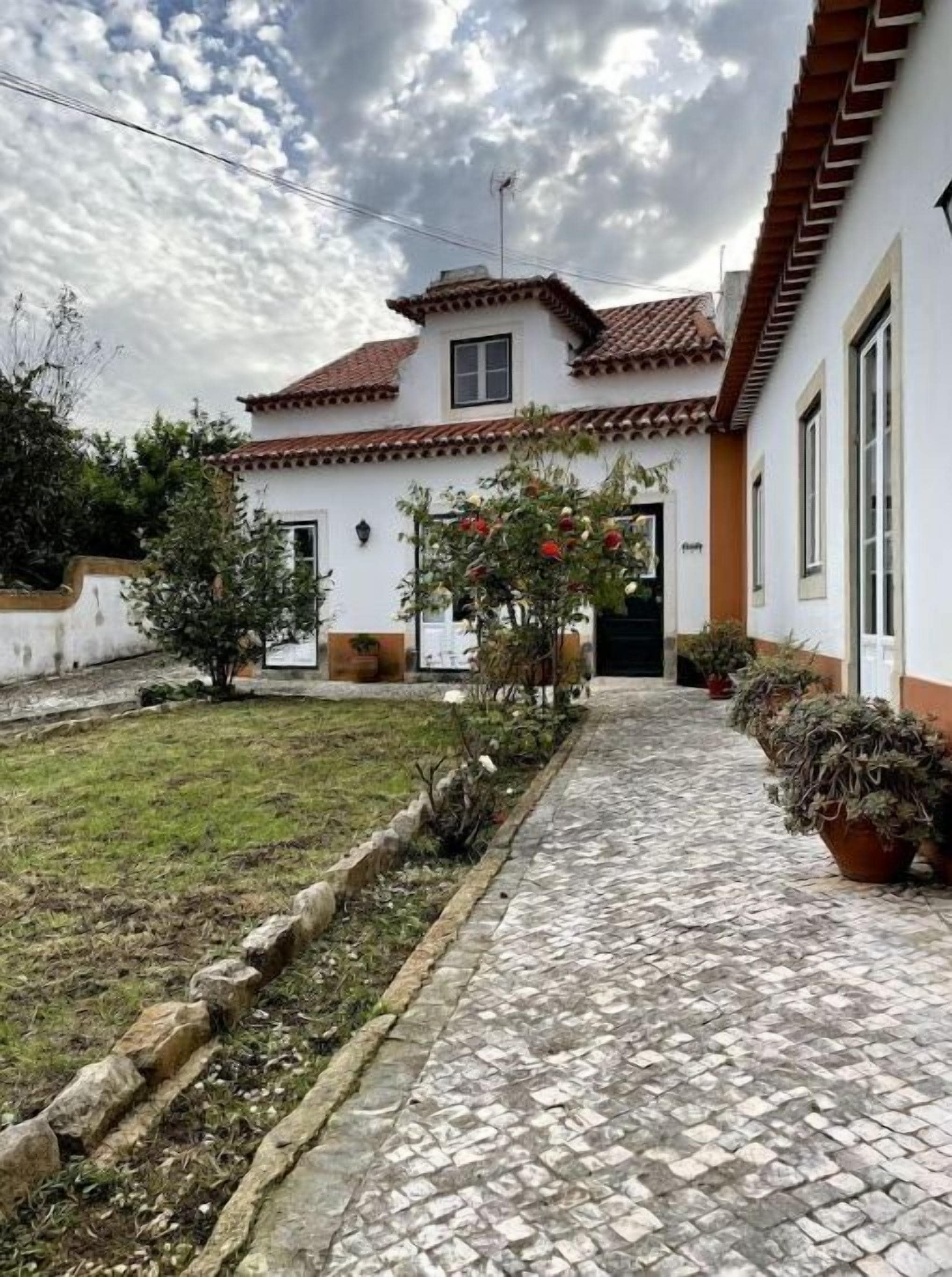 Family and Pet Friendly Home w Pool, Hottub, Outdoor Kitchen/Shower, BBQ, & More