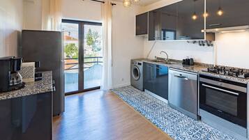 Jääkaappi, mikroaaltouuni, uuni, liesi