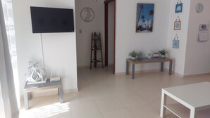 Familienapartment, 2 Schlafzimmer, Balkon, Poolblick | Wohnbereich
