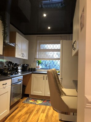 Frigorifero, microonde, macchina per tè/caffè, bollitore elettrico