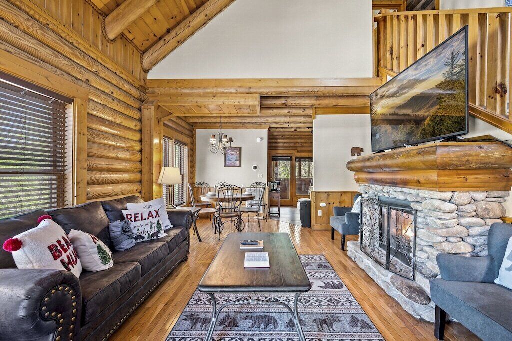 Stunning 2BD Cabin in TOWN! Arcade + POOL + Wifi!