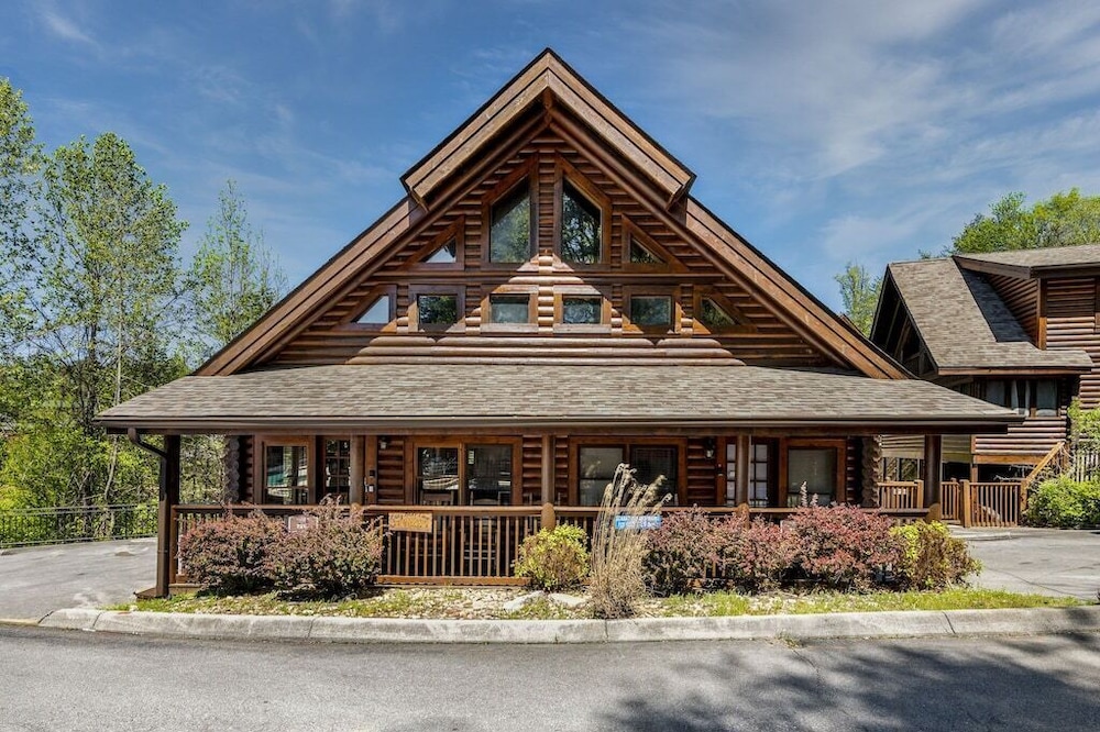 Stunning 2BD Cabin in TOWN! Arcade + POOL + Wifi!