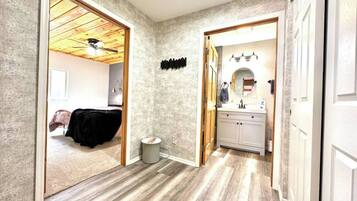 2 Schlafzimmer, Schreibtisch, Bügeleisen/Bügelbrett, Reisekinderbett