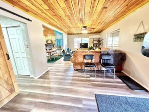 Smart TV, books, offices - Red Door Cottage | Retro cabin, Pet friendly (Heber)