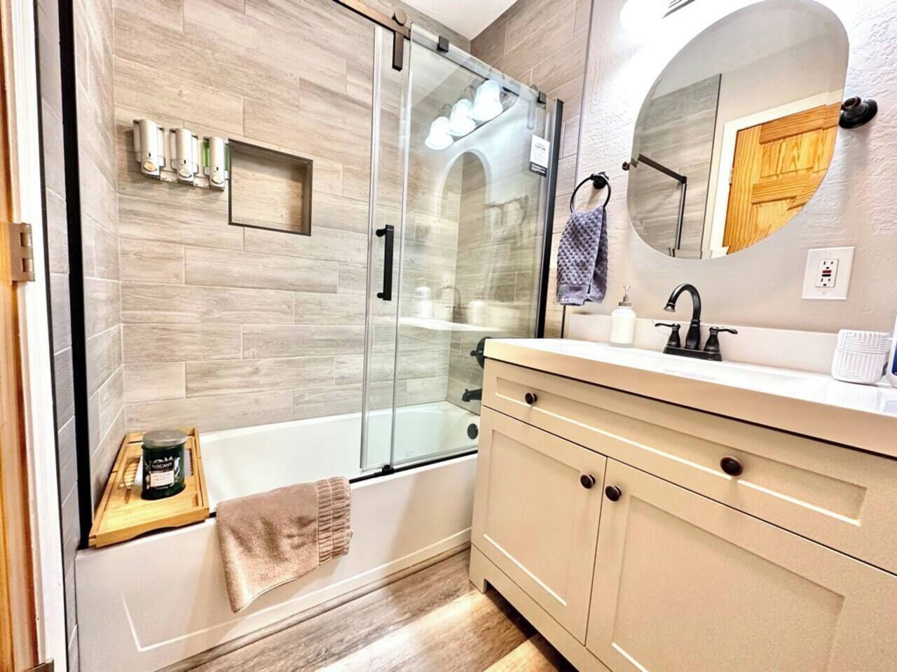 Combined shower/bathtub, hair dryer, towels