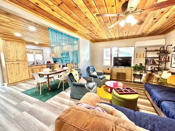 Smart TV, books, offices - Red Door Cottage | Retro cabin, Pet friendly (Heber)