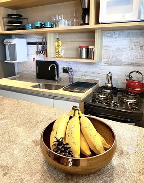 Geladeira, micro-ondas, fogão, cooktop