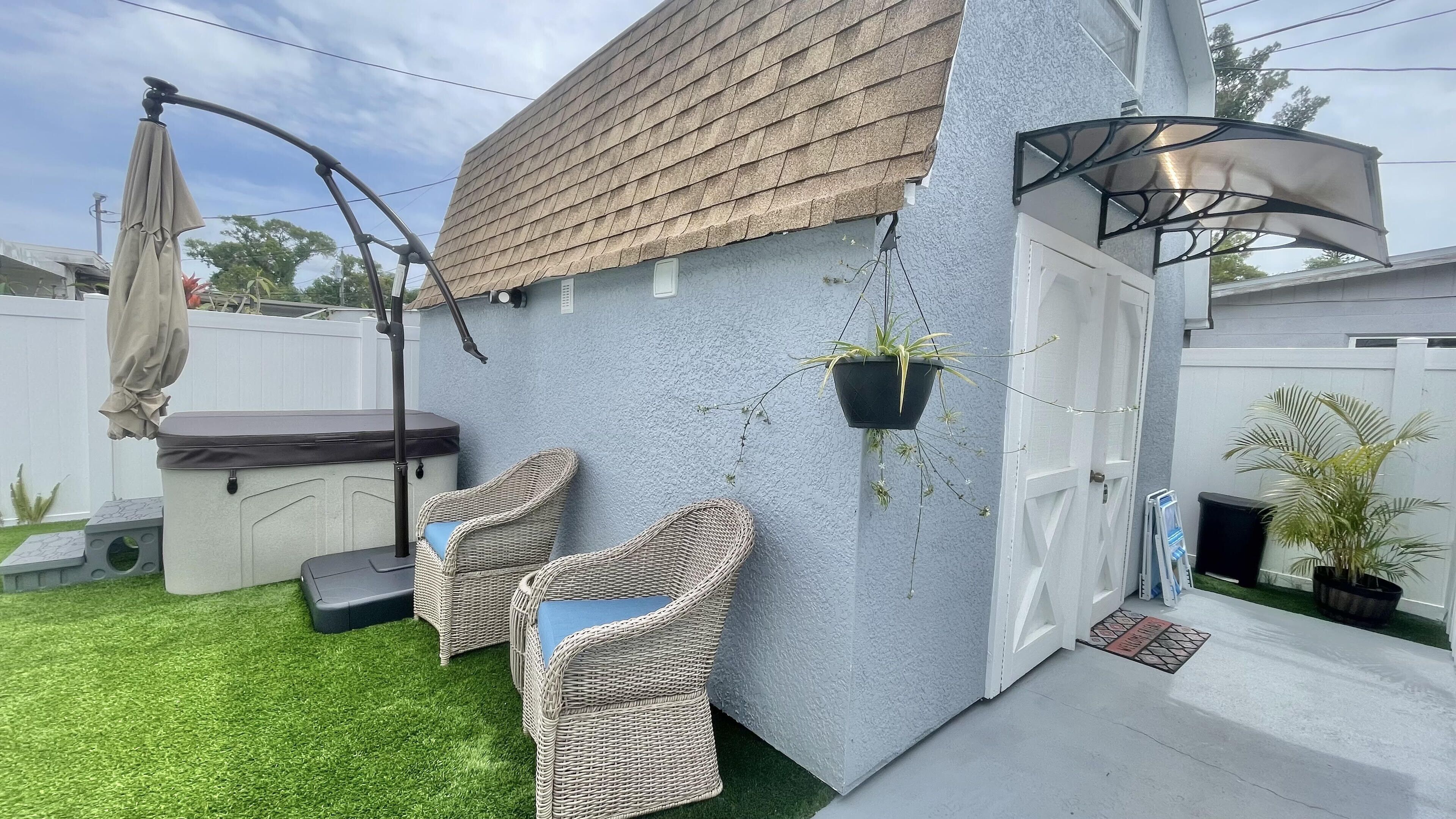 Unique and Exclusive TINY HOME+Private Hot Tub!