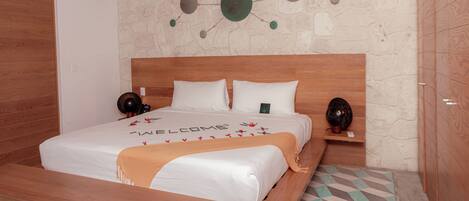 Un dormitorio con una cama de madera, una pared de piedra y un techo con diseño circular.