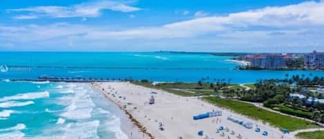 Plage, chaises longues, serviettes de plage