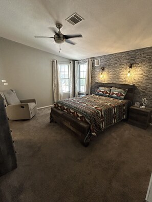 3 bedrooms, desk, iron/ironing board, free WiFi