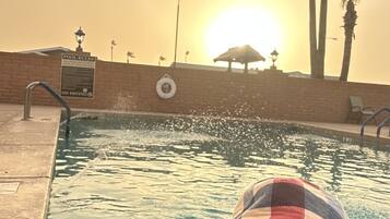 Alberca al aire libre y alberca climatizada