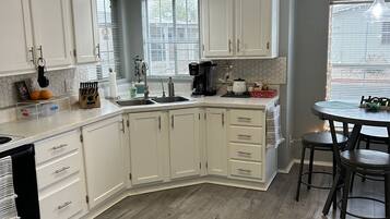 雪櫃、微波爐、焗爐、爐具