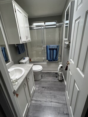 Dusche, Haartrockner, Handtücher, Seife