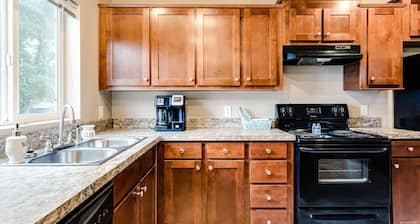 Cozy 3BR Farmhouse • Near Wineries, Eugene & TrackTown USA
