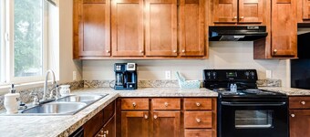 Cozy 3BR Farmhouse • Near Wineries, Eugene & TrackTown USA