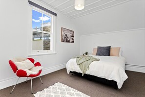 3 habitaciones, tabla de planchar con plancha, wifi y ropa de cama 