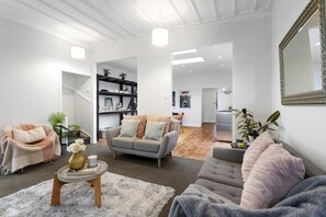 Smart TV - Baywatch Palm Beach Waiheke Island (Auckland)