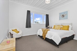 3 bedrooms, iron/ironing board, WiFi, bed sheets
