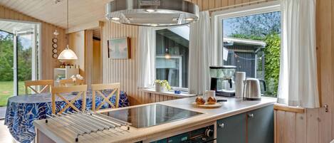 Een koelkast, een kookplaat, een koffiezetapparaat/waterkoker