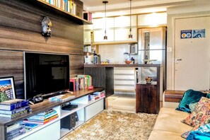 Smart TV, livros, aparelho de som