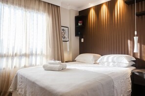 2 quartos, escrivaninha, ferros/tábuas de passar roupa