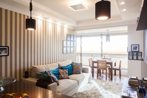 Smart TV, livros, aparelho de som